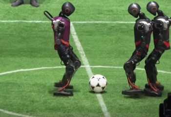 В Китае прошёл первый футбольный турнир среди роботов