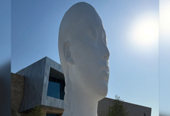 В Алматы появилась 12-метровая «девушка с закрытыми глазами» от знаменитого Жауме Пленса