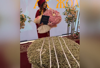 Букет из долларов подарили выпускнице вуза Шымкента