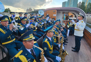 Ұландықтар Есіл өзенінде ерекше концерт қойды