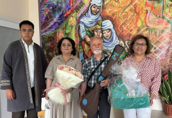 В Караганде новорождённым детям подарили по домбре