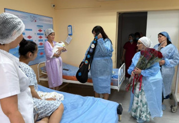 Ұлттық мерекеде дүниеге келген сәбилерге домбыра тарту етілді