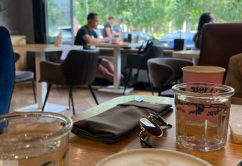 Астанчанка заплатила в кафе за иностранцев, у которых не проходила оплата