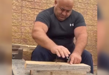 Азербайджанский силач забивает гвозди рукой