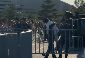 Ұлттық ұлан сарбаздары есінен танып қалған көрермендерге көмек көрсетті