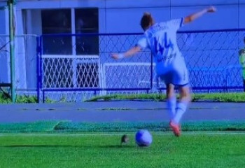 Футболистка обыграла выбежавшую на поле крысу