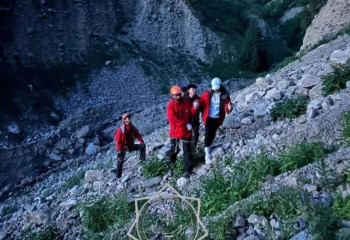 Шымбұлақ шыңындағы жартаста 3 жасөспірім қалып қойған