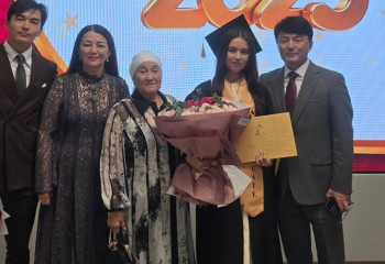 Димаш Құдайбергеннің қарындасы дәрігер атанды