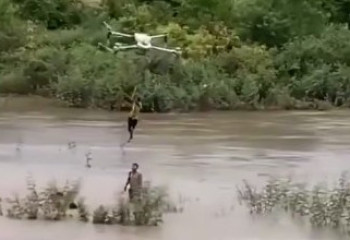 Фермер спас детей от наводнения при помощи дрона