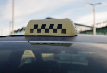 Таксист в шортах смутил пассажирку: соцсети спорят, кто прав