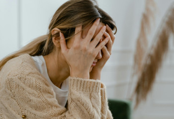 Әйел қатты бас ауруынан кейін сал боп қалды