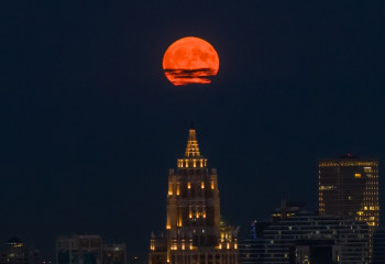 Житель Астаны снял редкое Оленье Полнолуние