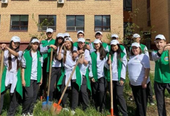 «Таза Қазақстан»: Астана мектебінің аумағына 600 түп ағаш отырғызылды