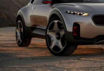 Жена подарила мужу автомобиль — он не сдержал слез