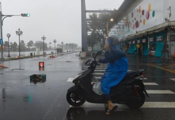 Typhoon Nari approaches Japanese capital