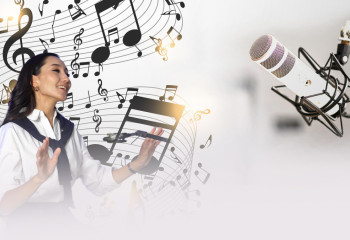 Шетел әндерін қазақша орындайтын журналист желіде хитке айналды