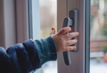 Спасатели напомнили родителям, как уберечь ребенка от падения из окна