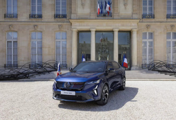 Президент Франции получил уникальную модель автомобиля Renault