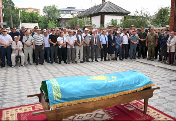 Семейліктер 104 жасында қаза болған ардагерді ақтық сапарға шығарып салды