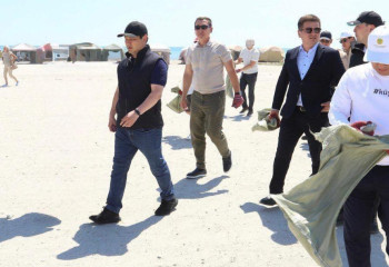 Маңғыстау облысының әкімі теңіз жағасын өзі тазалауға кірісті