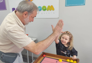 «У нас забывают о телефонах!». В Алматы открылся бесплатный клуб настольных спортивных игр