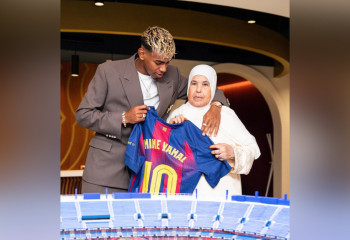 Ламин Ямаль пришел на подписание контракта с бабушкой