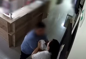 Саусағы сынып, шашы жұлынған: ер адам медбикені соққыға жықты