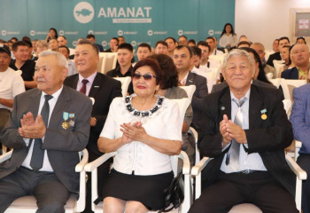 Еңбек адамы – басты назарда: AMANAT партиясы металлургтерді құттықтады