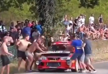 Открытый на трассе капот гоночной машины объединил болельщиков