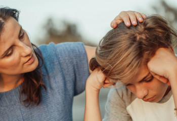 Сүйікті бала синдромы: ата-аналар неге кей баласын қаттырақ жақсы көреді?