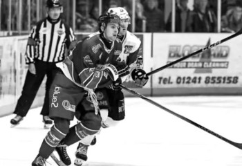 Жас хоккейші қонақ үйдің балконынан құлап көз жұмды