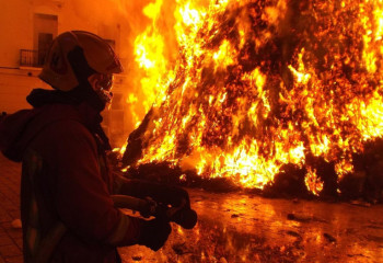 Астанада үш қабатты ғимарат өртеніп жатыр