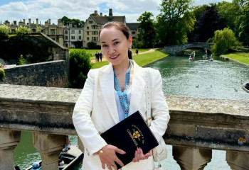 Перизат Кайрат держала в руках не диплом, а блокнот  Кэмбриджа из фирменного магазина