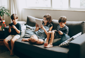 Балаңыз ЖИ-мен сөйлесе ме?  AI қауіптерінен қалай қорғай аласыз?