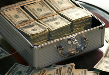 Астанада ерлі-зайыптылар  «ауру» ұлына 1 млрд теңге жинап, жеке қажетіне жұмсаған