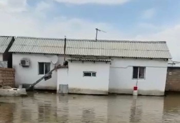 Маңғыстауда жаңбырдан кейін аудан орталығында қарғын су жүріп өтті