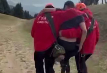 Алматыда тауда аяғынан жарақат алған туристке құтқарушылар көмек көрсетті