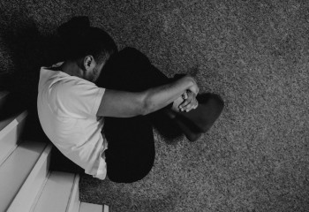 Ғалымдар адам өмірін екі есе қысқартатын сезімді атады