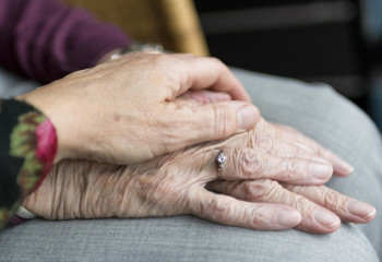 Қазақстанда зейнеткерлерге жұбайына күтім жасағаны үшін ақша төленеді