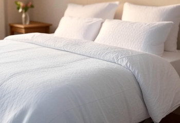 Постельный вопрос: как часто нужно стирать и менять бельё в жару