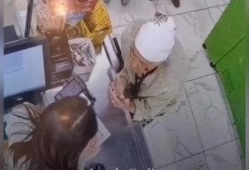 Связь поколений: кассир оплатила покупки апашки и получила бата прямо на кассе