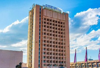 Студентка КазНУ погибла после падения с 14-го этажа здания ректората