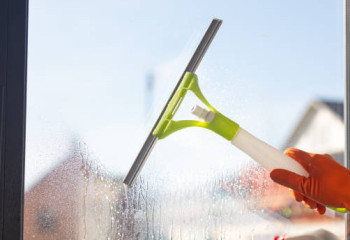 Өскеменде терезе жуып жатқан қарт әжей 5-қабаттан құлап мерт болды