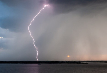 Самую длинную молнию в мире зафиксировали в США