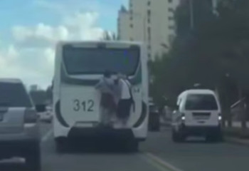 Астанада жасөспірімдер қоғамдық автобусқа жармасып трюк жасаған