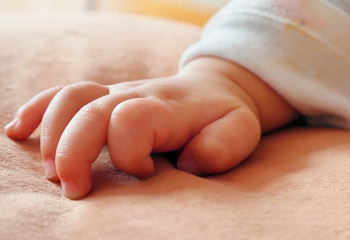 Павлодарда анасы терезеден лақтырып жіберген бала қайтыс болды