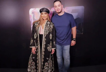 Дженнифер Лопес примерила казахский камзол во время визита в Астану