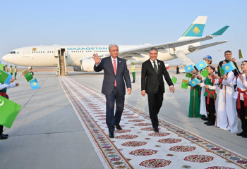 Токаев прибыл в Туркменистан для участия в конференции ООН
