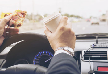 Көлік жүргізіп келе жатып, тамақ жеуге бола ма?