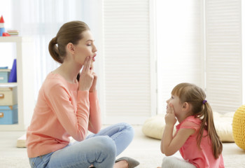 Тілі шықпаған бала: медицинада шешімі қандай, дәстүр не дейді?